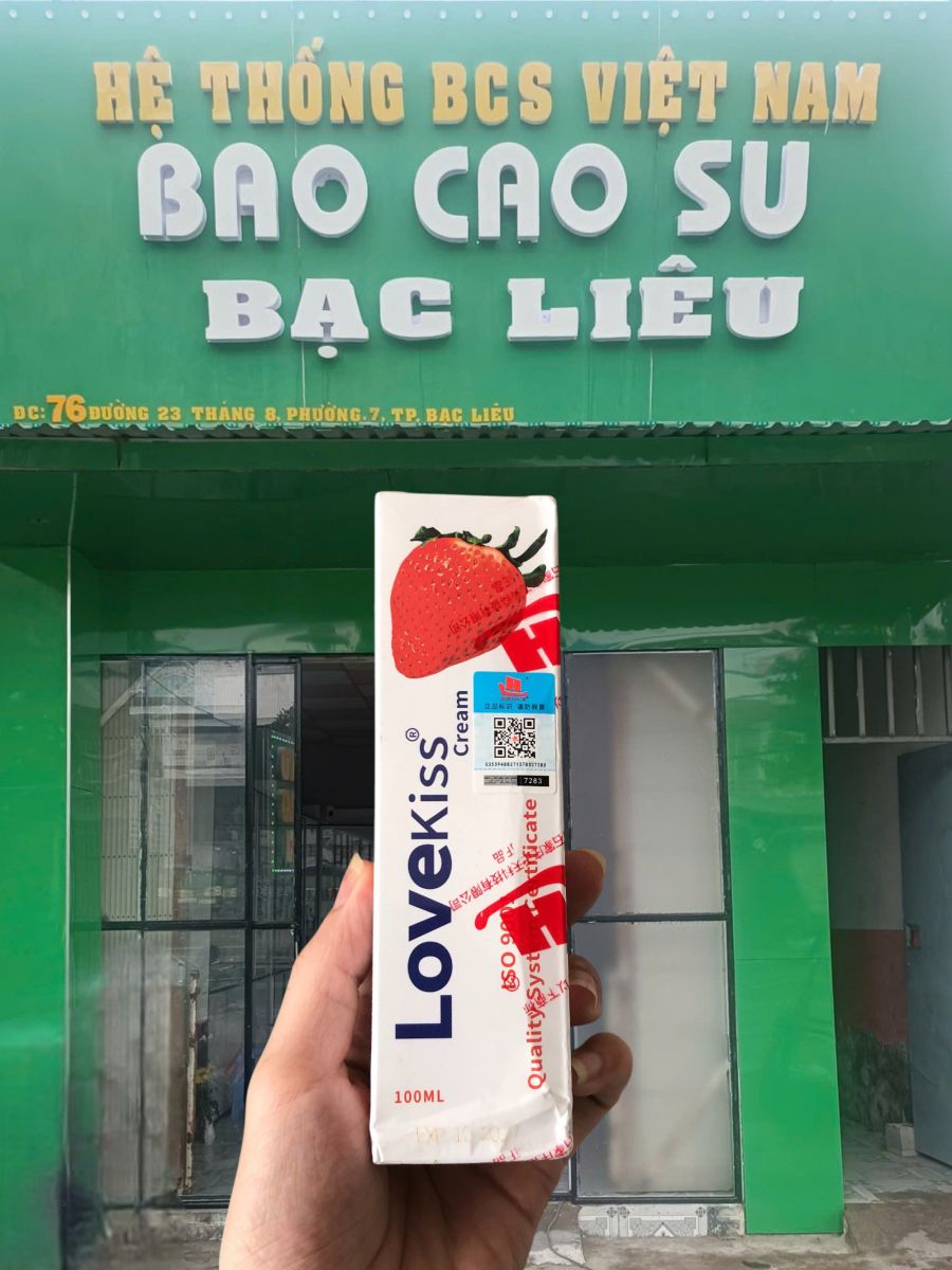 Gel bôi trơn Love Kiss hương dâu 100ml tại bao cao su Bạc Liêu